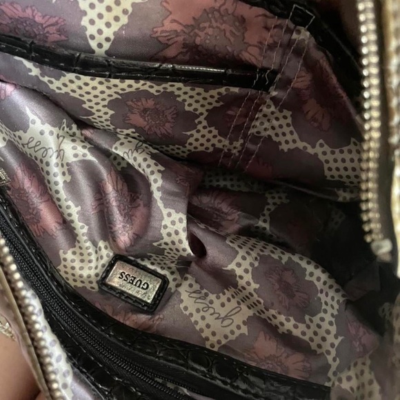 Guess purse - Picture 4 of 5